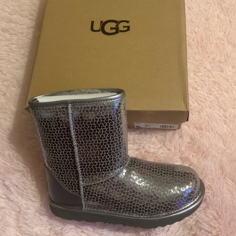 New in Box UGG Gel Heart Boots